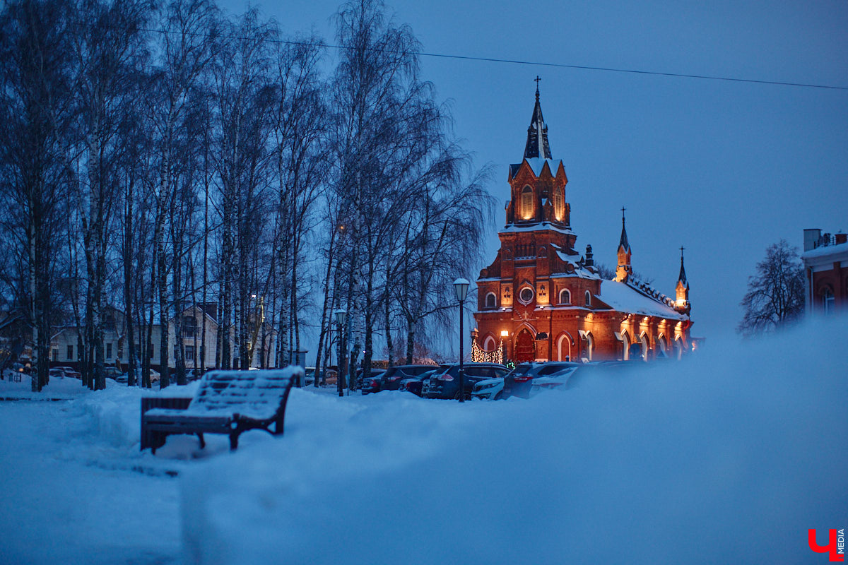 Согласитесь, это особое удовольствие: гулять долгими зимними вечерами по улицам любимого города и любоваться красиво подсвеченными домами. Мы выбрали самые приметные из них.