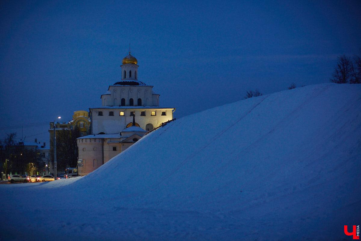Согласитесь, это особое удовольствие: гулять долгими зимними вечерами по улицам любимого города и любоваться красиво подсвеченными домами. Мы выбрали самые приметные из них.
