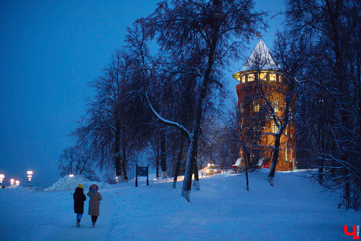 Согласитесь, это особое удовольствие: гулять долгими зимними вечерами по улицам любимого города и любоваться красиво подсвеченными домами. Мы выбрали самые приметные из них.