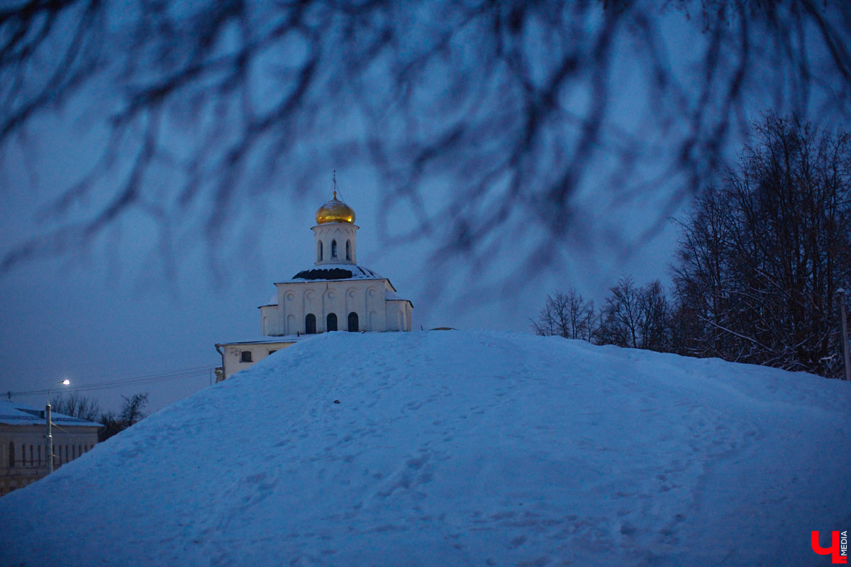 Согласитесь, это особое удовольствие: гулять долгими зимними вечерами по улицам любимого города и любоваться красиво подсвеченными домами. Мы выбрали самые приметные из них.
