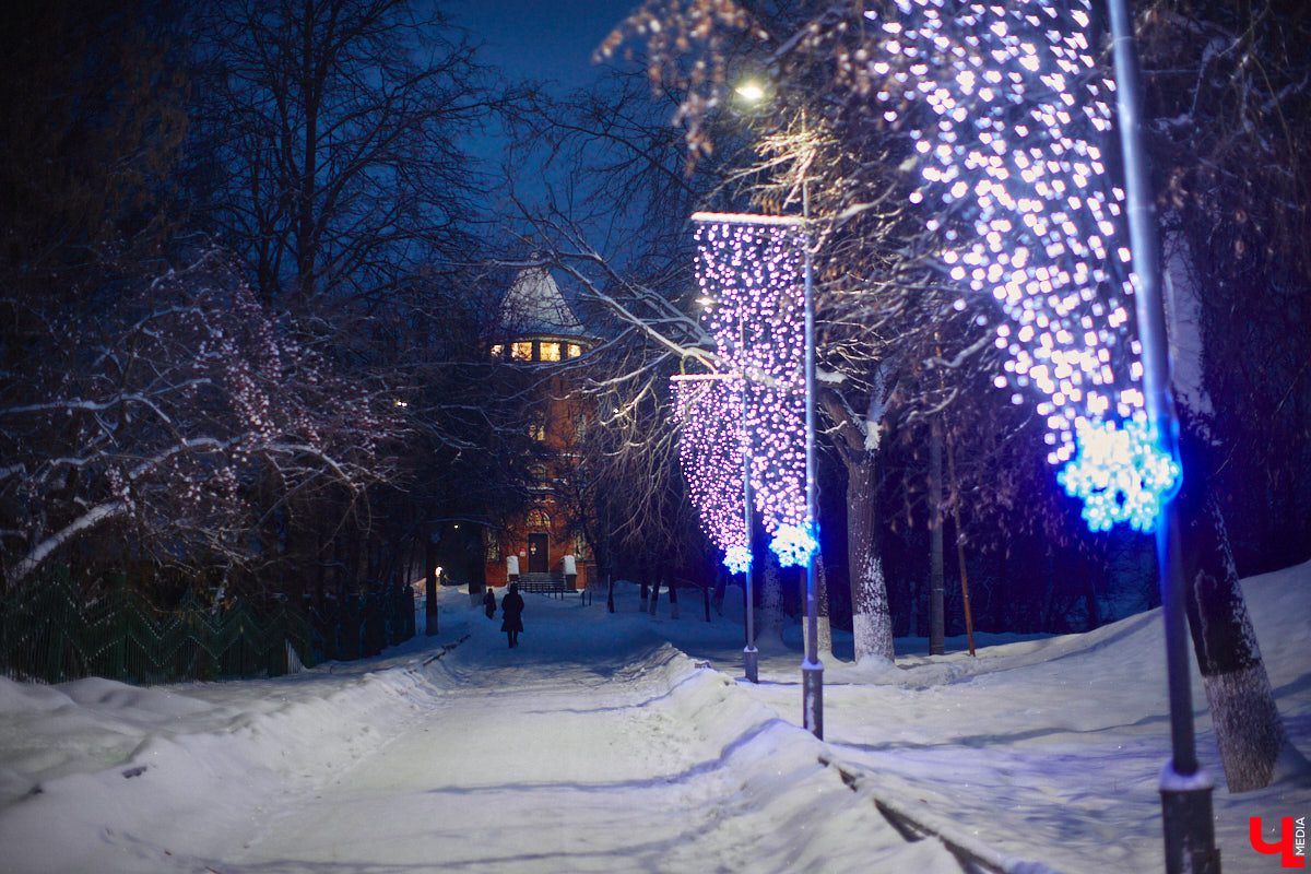 Согласитесь, это особое удовольствие: гулять долгими зимними вечерами по улицам любимого города и любоваться красиво подсвеченными домами. Мы выбрали самые приметные из них.