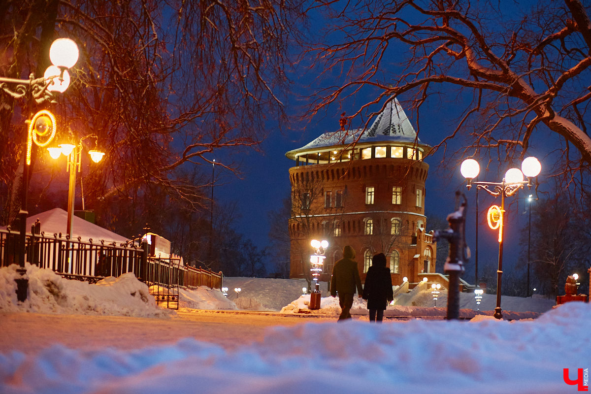 Согласитесь, это особое удовольствие: гулять долгими зимними вечерами по улицам любимого города и любоваться красиво подсвеченными домами. Мы выбрали самые приметные из них.