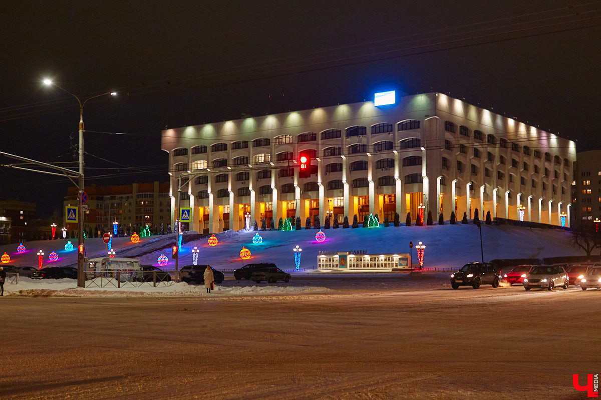 Согласитесь, это особое удовольствие: гулять долгими зимними вечерами по улицам любимого города и любоваться красиво подсвеченными домами. Мы выбрали самые приметные из них.