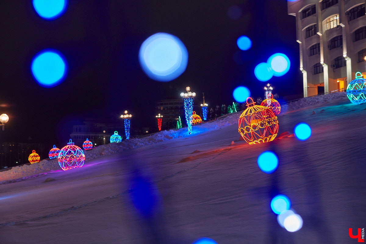 Согласитесь, это особое удовольствие: гулять долгими зимними вечерами по улицам любимого города и любоваться красиво подсвеченными домами. Мы выбрали самые приметные из них.