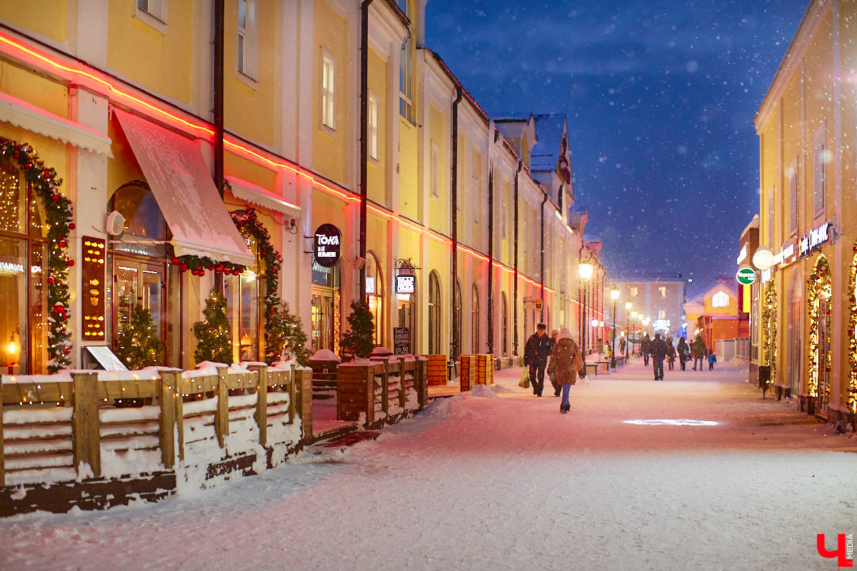 Согласитесь, это особое удовольствие: гулять долгими зимними вечерами по улицам любимого города и любоваться красиво подсвеченными домами. Мы выбрали самые приметные из них.