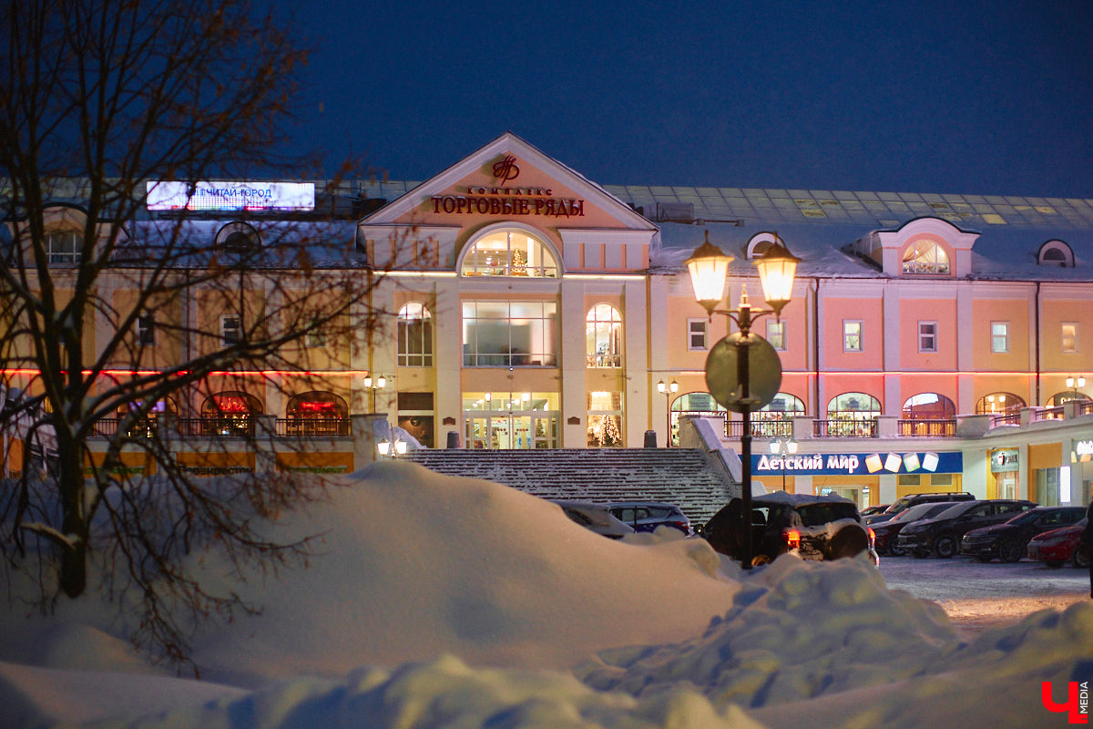 Согласитесь, это особое удовольствие: гулять долгими зимними вечерами по улицам любимого города и любоваться красиво подсвеченными домами. Мы выбрали самые приметные из них.