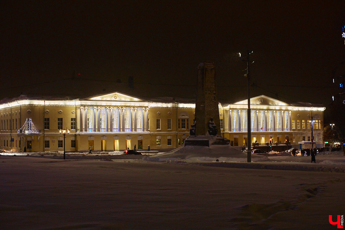Согласитесь, это особое удовольствие: гулять долгими зимними вечерами по улицам любимого города и любоваться красиво подсвеченными домами. Мы выбрали самые приметные из них.