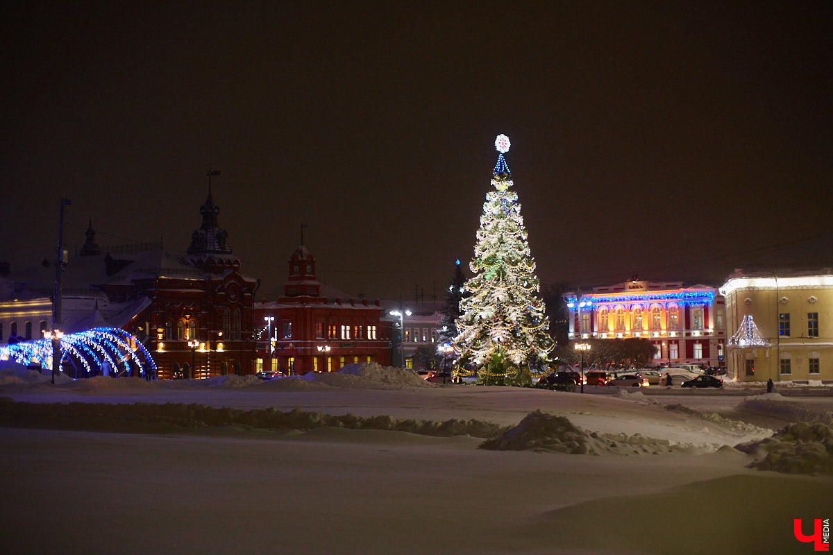 Согласитесь, это особое удовольствие: гулять долгими зимними вечерами по улицам любимого города и любоваться красиво подсвеченными домами. Мы выбрали самые приметные из них.
