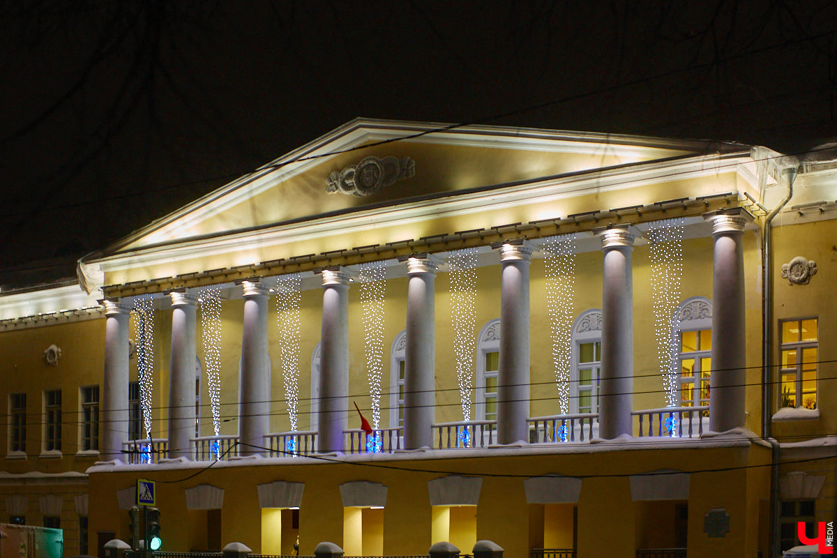 Согласитесь, это особое удовольствие: гулять долгими зимними вечерами по улицам любимого города и любоваться красиво подсвеченными домами. Мы выбрали самые приметные из них.