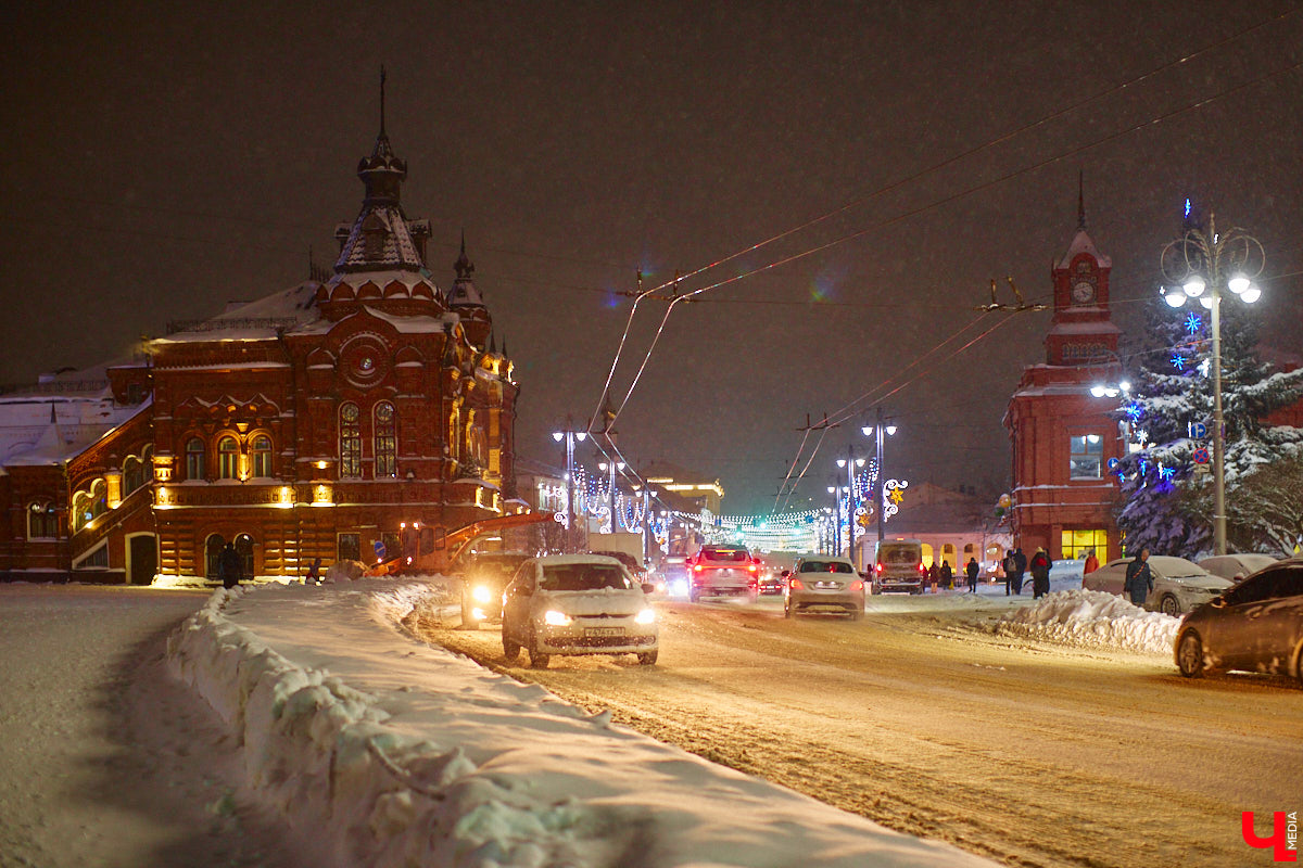 Согласитесь, это особое удовольствие: гулять долгими зимними вечерами по улицам любимого города и любоваться красиво подсвеченными домами. Мы выбрали самые приметные из них.