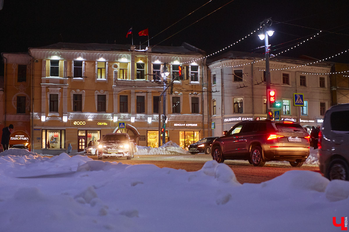 Согласитесь, это особое удовольствие: гулять долгими зимними вечерами по улицам любимого города и любоваться красиво подсвеченными домами. Мы выбрали самые приметные из них.