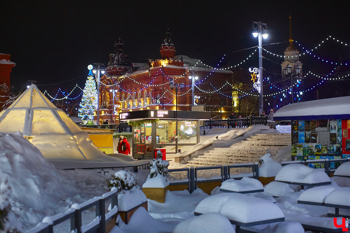 Согласитесь, это особое удовольствие: гулять долгими зимними вечерами по улицам любимого города и любоваться красиво подсвеченными домами. Мы выбрали самые приметные из них.