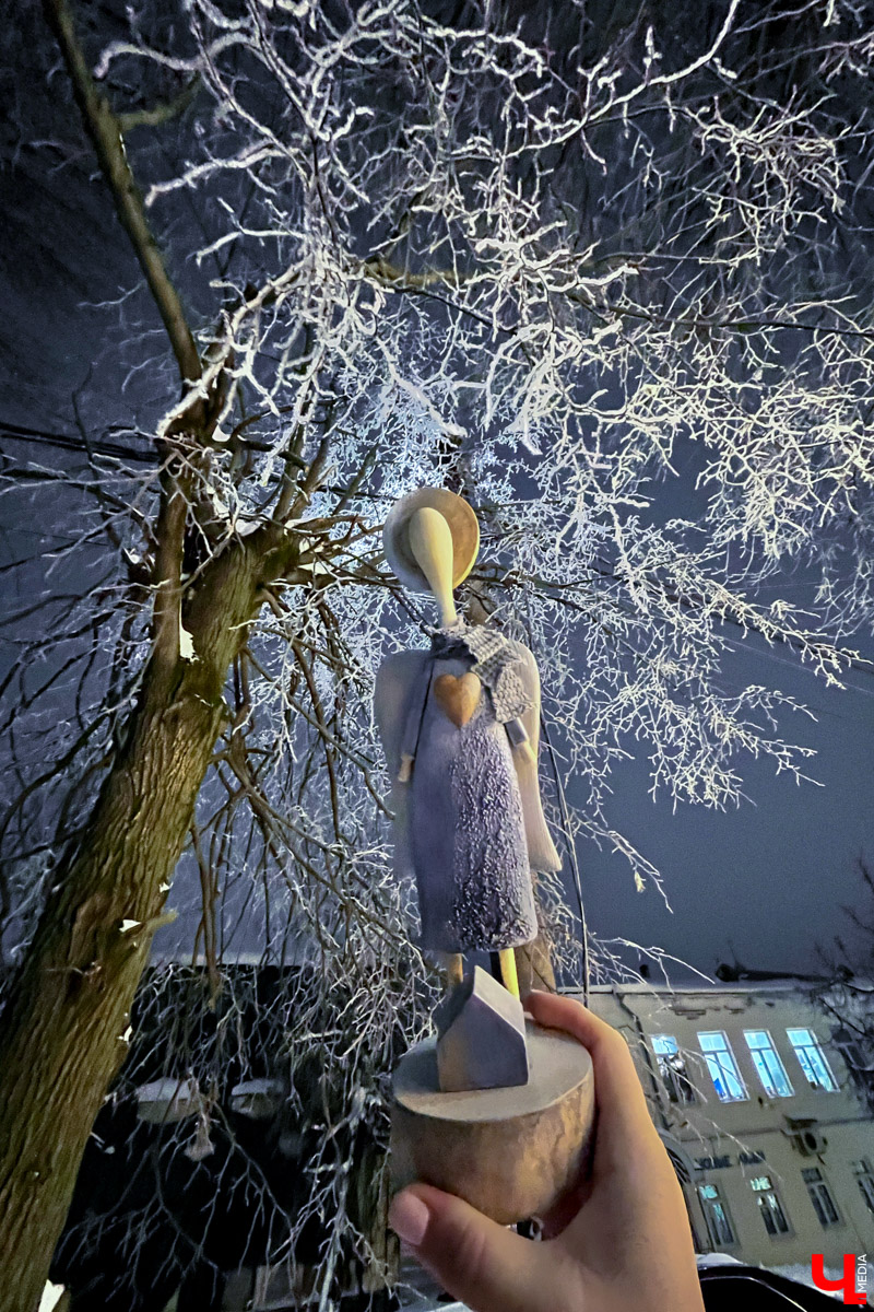 Многодетная мама из Владимира Наталья Власова создает удивительные фигурки ангелов из натуральных материалов. «Я не продумываю их в голове, а сажусь и делаю, – признается она. – Все рождается само собой, словно на ухо мне кто-то нашептывает алгоритм действий».