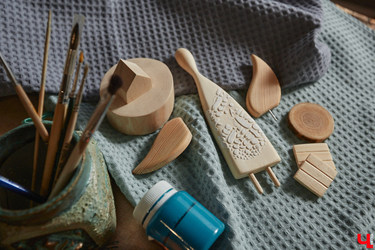 Многодетная мама из Владимира Наталья Власова создает удивительные фигурки ангелов из натуральных материалов. «Я не продумываю их в голове, а сажусь и делаю, – признается она. – Все рождается само собой, словно на ухо мне кто-то нашептывает алгоритм действий».