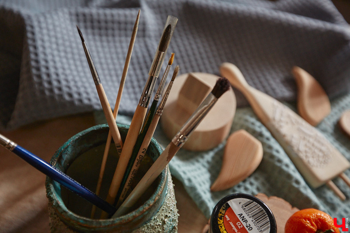 Многодетная мама из Владимира Наталья Власова создает удивительные фигурки ангелов из натуральных материалов. «Я не продумываю их в голове, а сажусь и делаю, – признается она. – Все рождается само собой, словно на ухо мне кто-то нашептывает алгоритм действий».