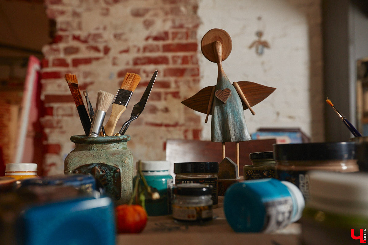 Многодетная мама из Владимира Наталья Власова создает удивительные фигурки ангелов из натуральных материалов. «Я не продумываю их в голове, а сажусь и делаю, – признается она. – Все рождается само собой, словно на ухо мне кто-то нашептывает алгоритм действий».