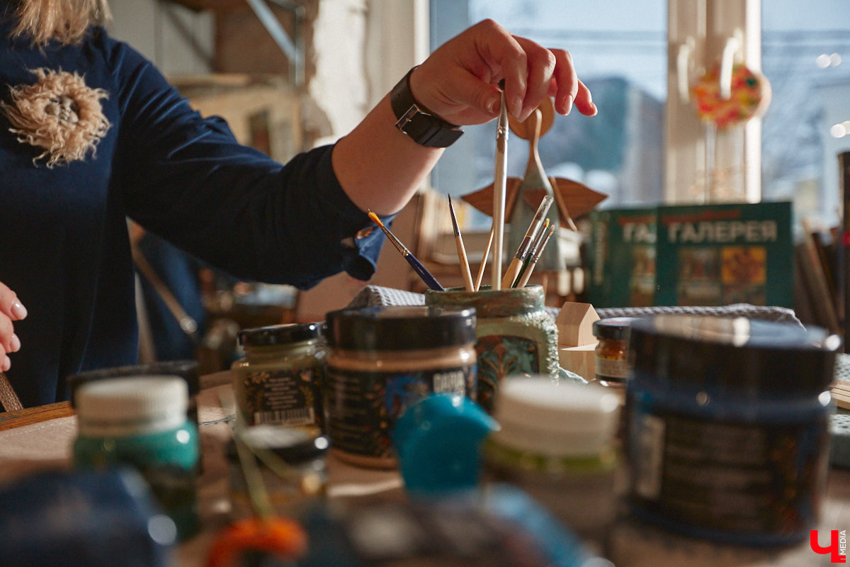 Многодетная мама из Владимира Наталья Власова создает удивительные фигурки ангелов из натуральных материалов. «Я не продумываю их в голове, а сажусь и делаю, – признается она. – Все рождается само собой, словно на ухо мне кто-то нашептывает алгоритм действий».