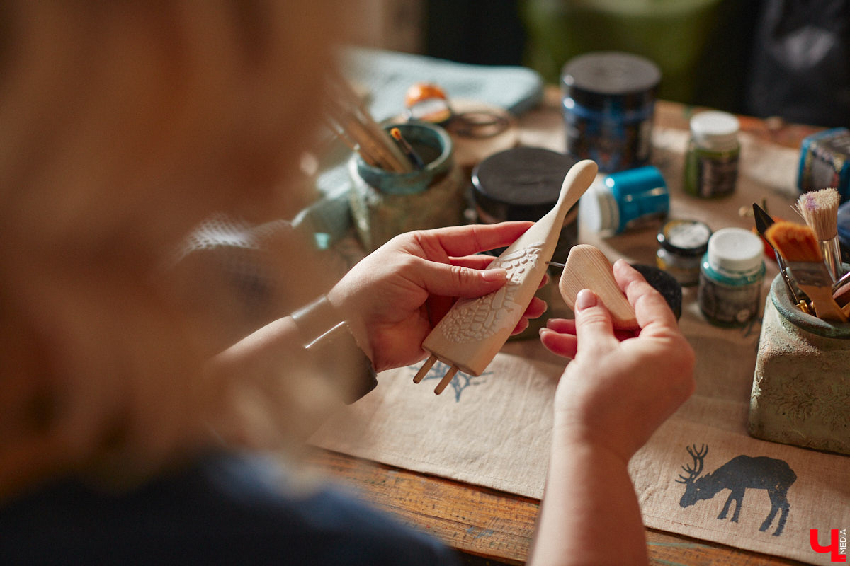 Многодетная мама из Владимира Наталья Власова создает удивительные фигурки ангелов из натуральных материалов. «Я не продумываю их в голове, а сажусь и делаю, – признается она. – Все рождается само собой, словно на ухо мне кто-то нашептывает алгоритм действий».