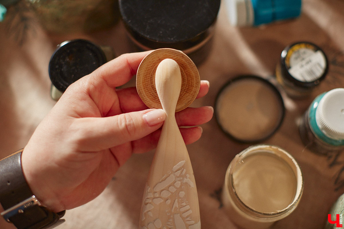 Многодетная мама из Владимира Наталья Власова создает удивительные фигурки ангелов из натуральных материалов. «Я не продумываю их в голове, а сажусь и делаю, – признается она. – Все рождается само собой, словно на ухо мне кто-то нашептывает алгоритм действий».