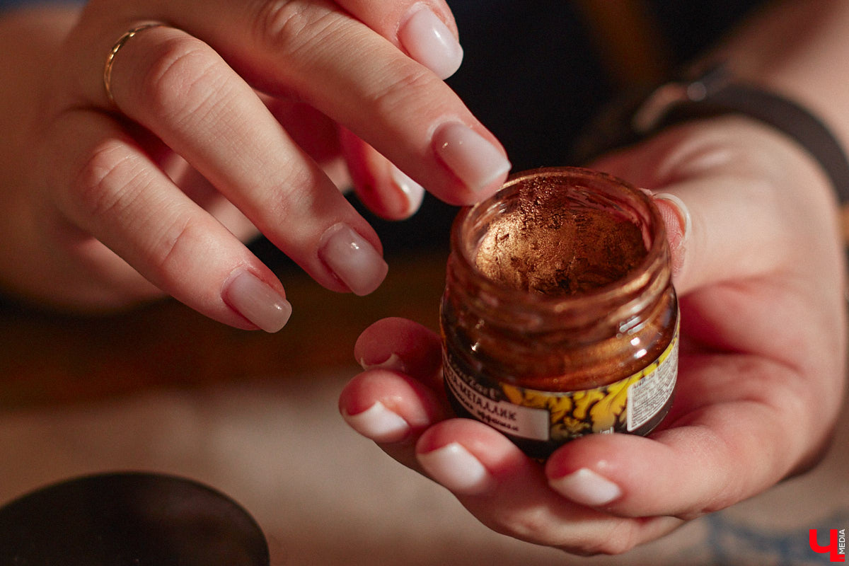 Многодетная мама из Владимира Наталья Власова создает удивительные фигурки ангелов из натуральных материалов. «Я не продумываю их в голове, а сажусь и делаю, – признается она. – Все рождается само собой, словно на ухо мне кто-то нашептывает алгоритм действий».