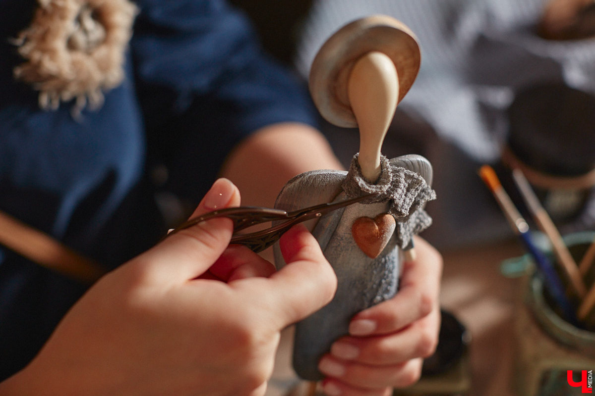 Многодетная мама из Владимира Наталья Власова создает удивительные фигурки ангелов из натуральных материалов. «Я не продумываю их в голове, а сажусь и делаю, – признается она. – Все рождается само собой, словно на ухо мне кто-то нашептывает алгоритм действий».