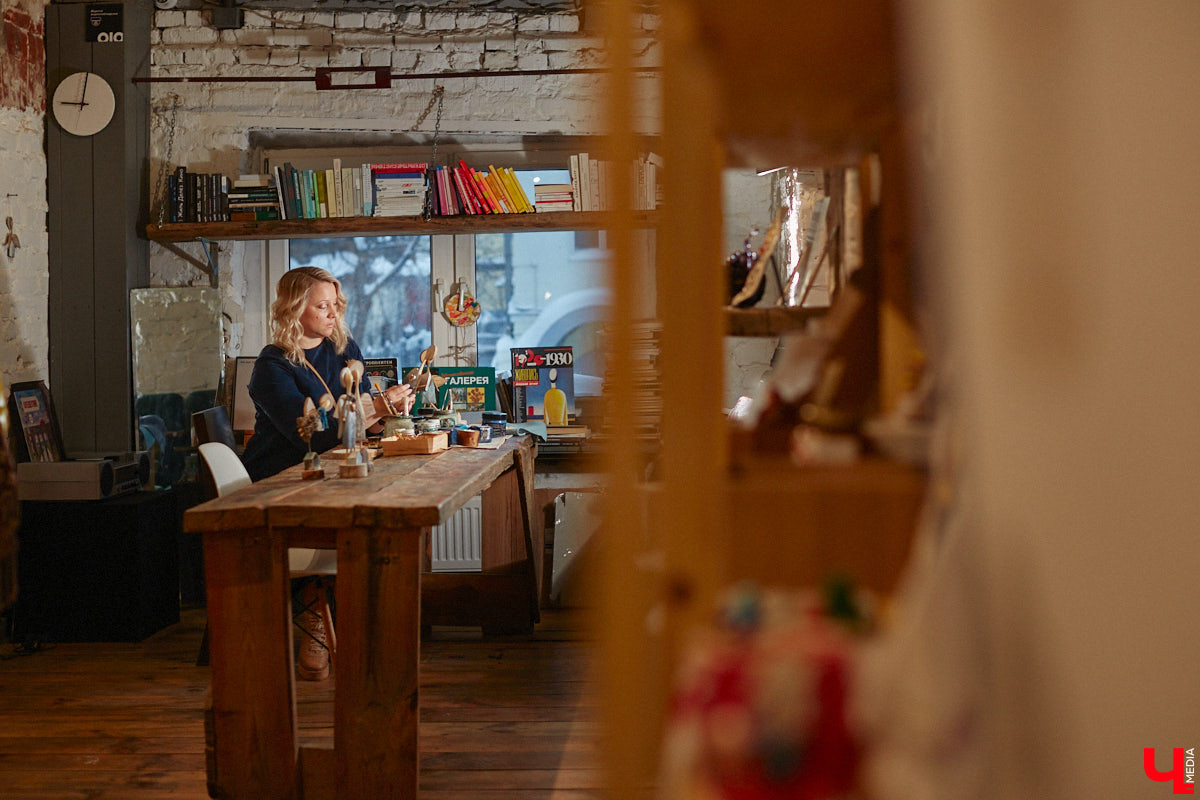 Многодетная мама из Владимира Наталья Власова создает удивительные фигурки ангелов из натуральных материалов. «Я не продумываю их в голове, а сажусь и делаю, – признается она. – Все рождается само собой, словно на ухо мне кто-то нашептывает алгоритм действий».