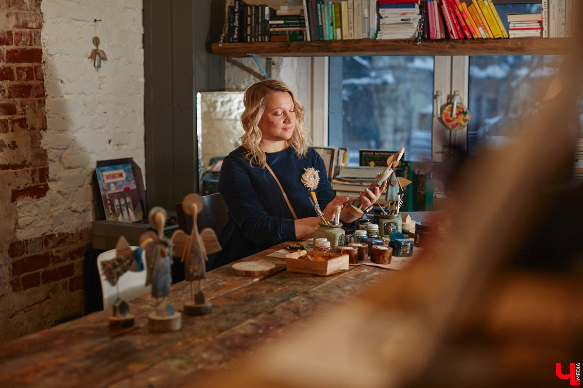 Многодетная мама из Владимира Наталья Власова создает удивительные фигурки ангелов из натуральных материалов. «Я не продумываю их в голове, а сажусь и делаю, – признается она. – Все рождается само собой, словно на ухо мне кто-то нашептывает алгоритм действий».