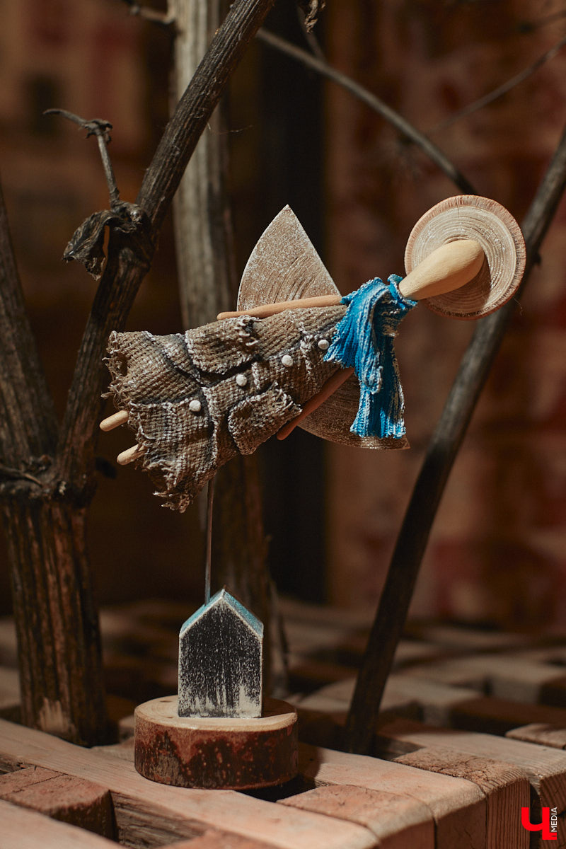 Многодетная мама из Владимира Наталья Власова создает удивительные фигурки ангелов из натуральных материалов. «Я не продумываю их в голове, а сажусь и делаю, – признается она. – Все рождается само собой, словно на ухо мне кто-то нашептывает алгоритм действий».