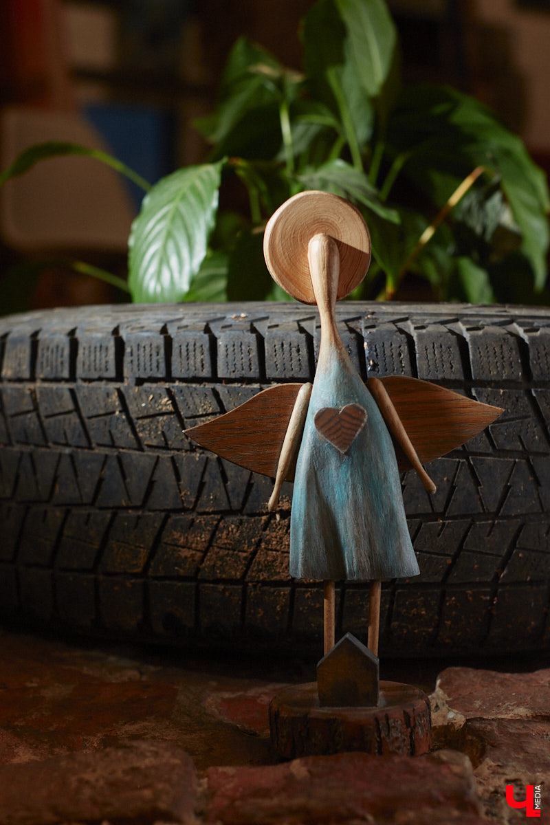 Многодетная мама из Владимира Наталья Власова создает удивительные фигурки ангелов из натуральных материалов. «Я не продумываю их в голове, а сажусь и делаю, – признается она. – Все рождается само собой, словно на ухо мне кто-то нашептывает алгоритм действий».