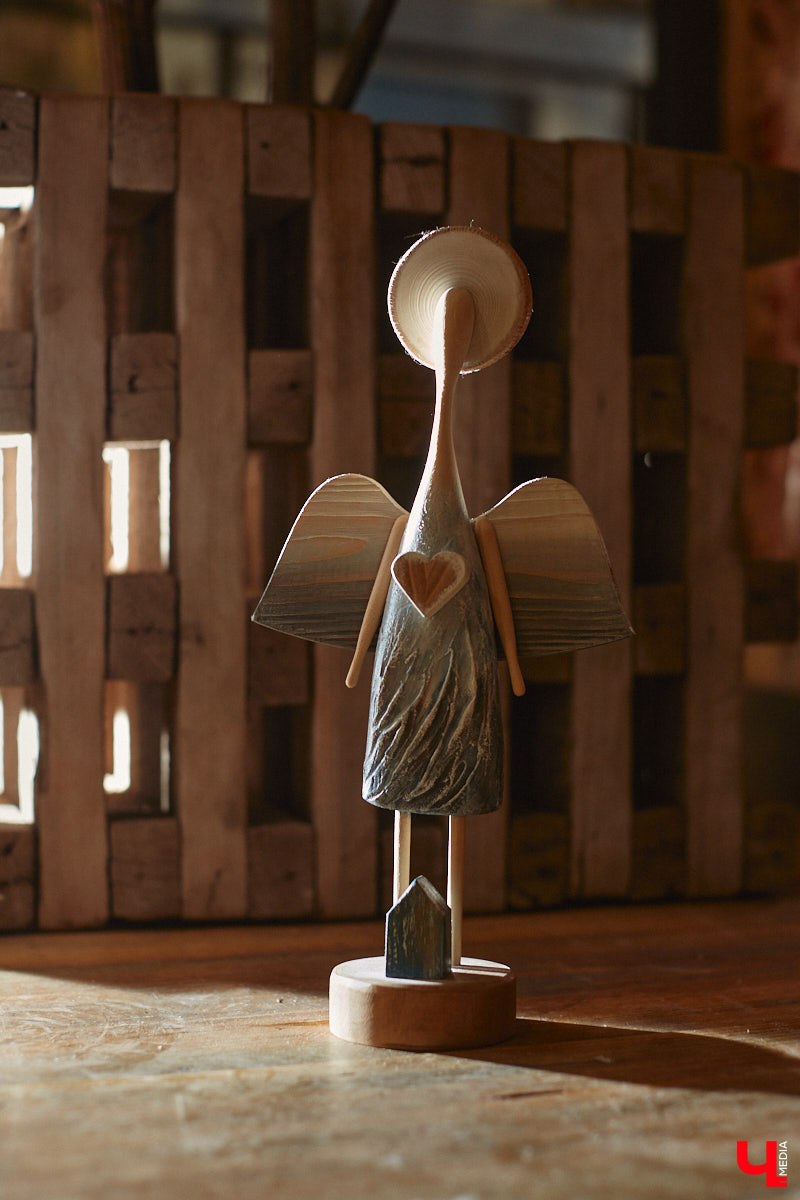 Многодетная мама из Владимира Наталья Власова создает удивительные фигурки ангелов из натуральных материалов. «Я не продумываю их в голове, а сажусь и делаю, – признается она. – Все рождается само собой, словно на ухо мне кто-то нашептывает алгоритм действий».