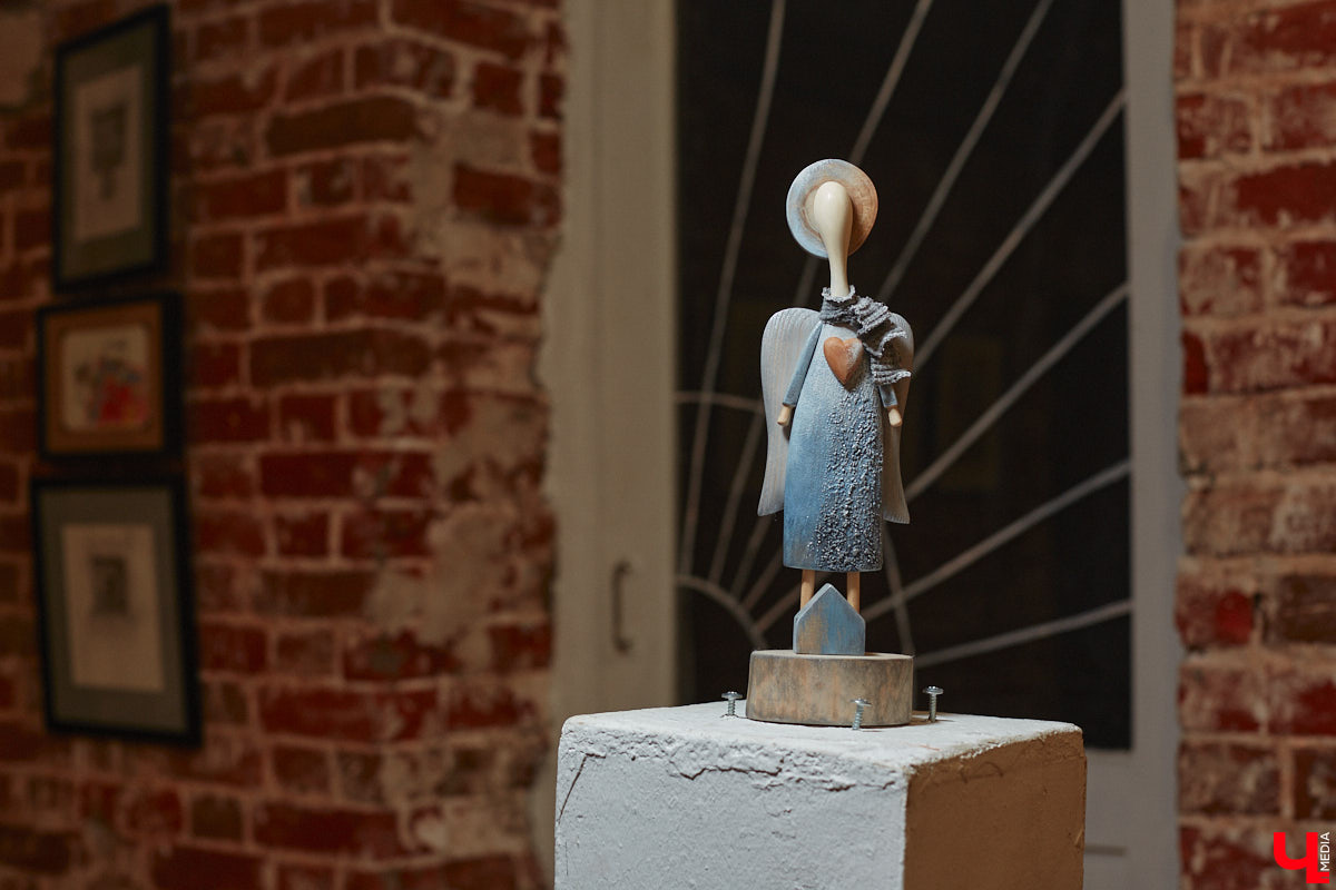 Многодетная мама из Владимира Наталья Власова создает удивительные фигурки ангелов из натуральных материалов. «Я не продумываю их в голове, а сажусь и делаю, – признается она. – Все рождается само собой, словно на ухо мне кто-то нашептывает алгоритм действий».