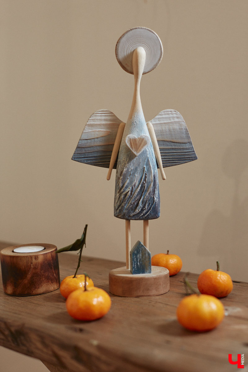 Многодетная мама из Владимира Наталья Власова создает удивительные фигурки ангелов из натуральных материалов. «Я не продумываю их в голове, а сажусь и делаю, – признается она. – Все рождается само собой, словно на ухо мне кто-то нашептывает алгоритм действий».