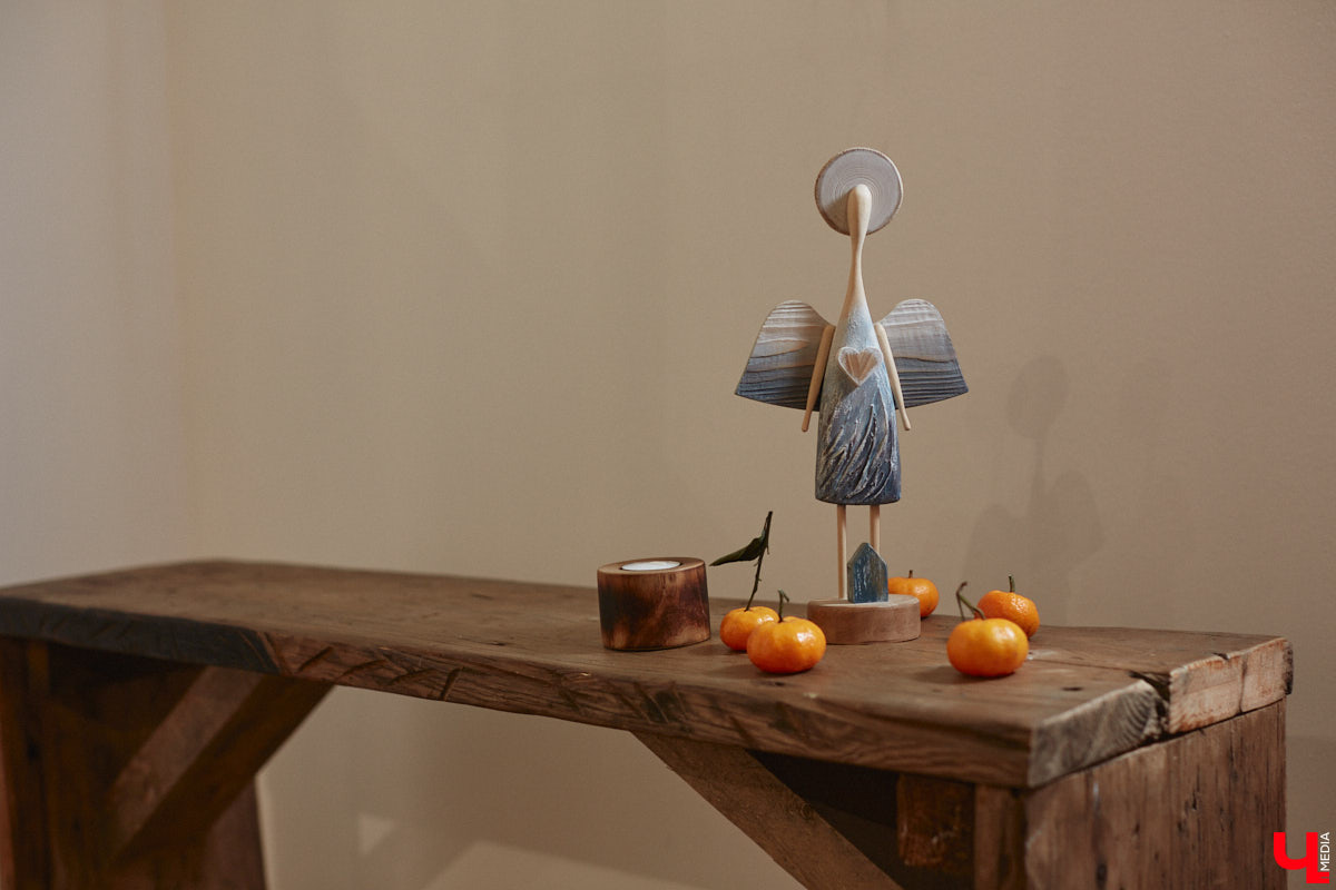 Многодетная мама из Владимира Наталья Власова создает удивительные фигурки ангелов из натуральных материалов. «Я не продумываю их в голове, а сажусь и делаю, – признается она. – Все рождается само собой, словно на ухо мне кто-то нашептывает алгоритм действий».