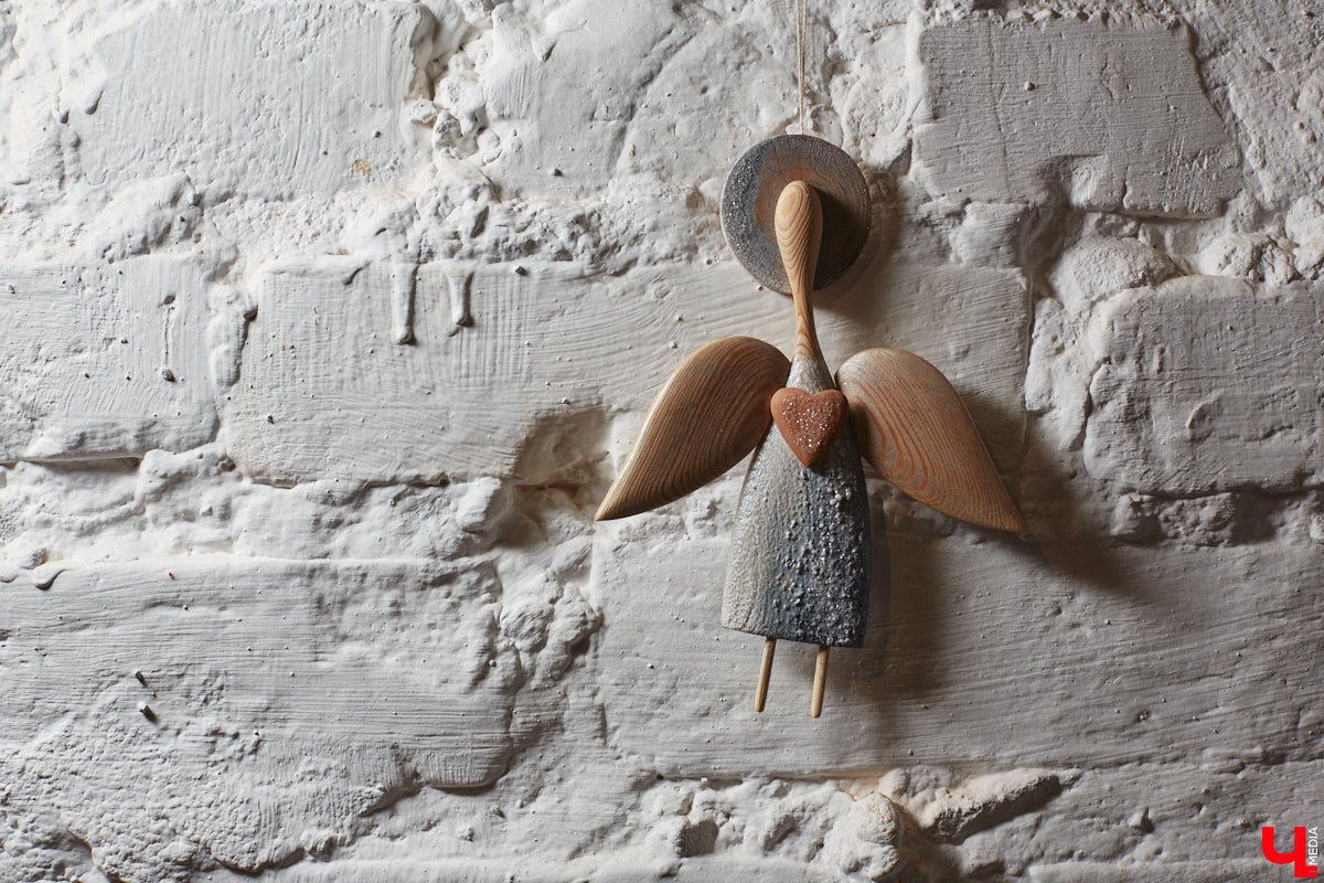 Многодетная мама из Владимира Наталья Власова создает удивительные фигурки ангелов из натуральных материалов. «Я не продумываю их в голове, а сажусь и делаю, – признается она. – Все рождается само собой, словно на ухо мне кто-то нашептывает алгоритм действий».