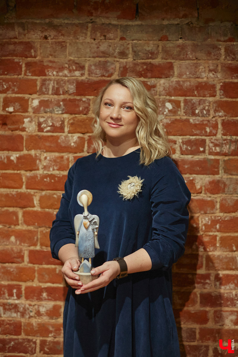 Многодетная мама из Владимира Наталья Власова создает удивительные фигурки ангелов из натуральных материалов. «Я не продумываю их в голове, а сажусь и делаю, – признается она. – Все рождается само собой, словно на ухо мне кто-то нашептывает алгоритм действий».