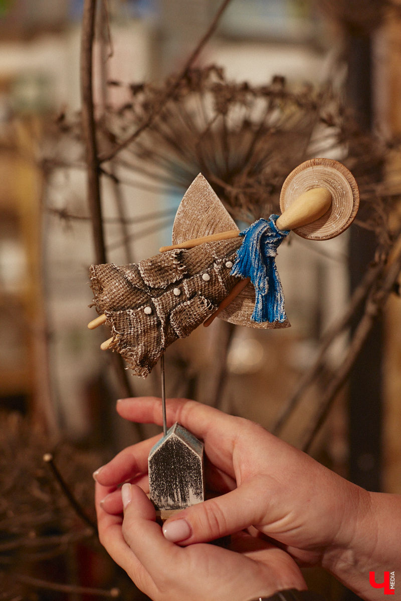 Многодетная мама из Владимира Наталья Власова создает удивительные фигурки ангелов из натуральных материалов. «Я не продумываю их в голове, а сажусь и делаю, – признается она. – Все рождается само собой, словно на ухо мне кто-то нашептывает алгоритм действий».