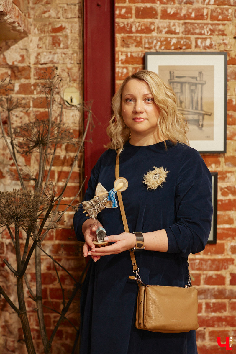 Многодетная мама из Владимира Наталья Власова создает удивительные фигурки ангелов из натуральных материалов. «Я не продумываю их в голове, а сажусь и делаю, – признается она. – Все рождается само собой, словно на ухо мне кто-то нашептывает алгоритм действий».