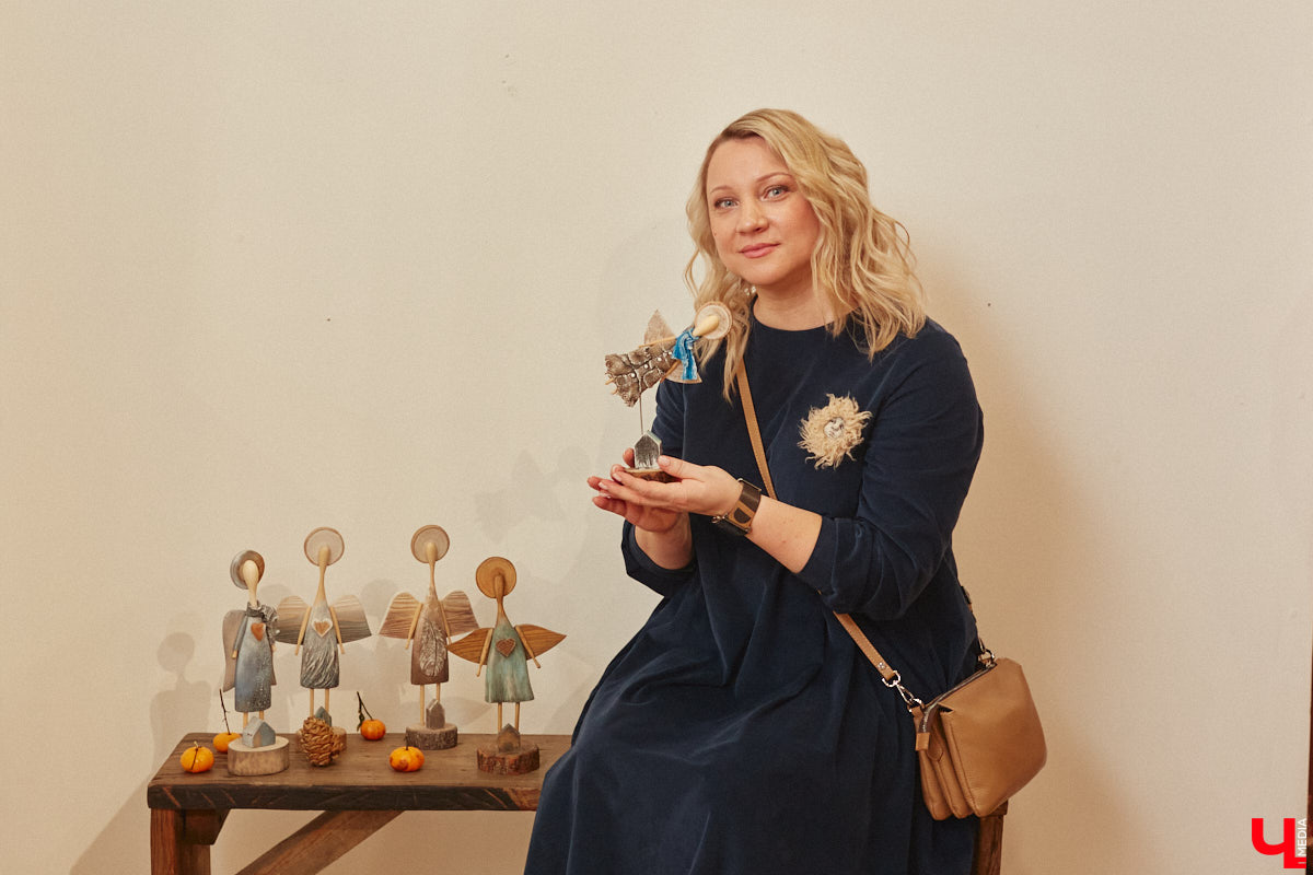 Многодетная мама из Владимира Наталья Власова создает удивительные фигурки ангелов из натуральных материалов. «Я не продумываю их в голове, а сажусь и делаю, – признается она. – Все рождается само собой, словно на ухо мне кто-то нашептывает алгоритм действий».