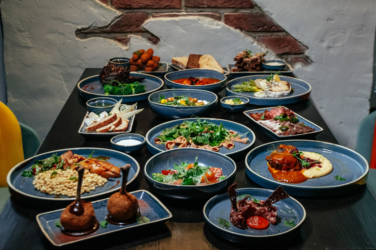 Как водится, «этот год был непростым для всех нас». Знаете ли вы, как реалии 2022-го сказались на жизни города? Предполагаем, что в огромном количестве поступающей со всех сторон информации такие «бытовые мелочи» могли затеряться. Наверстаем упущенное топом закрытий и открытий минувшего года от «Ключ-Медиа»!