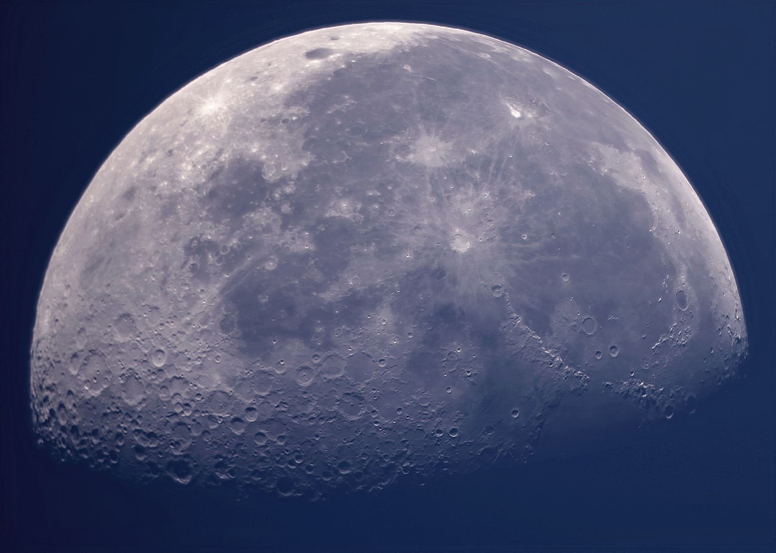 Есть ли жизнь на Марсе, нет ли жизни на Марсе? Этот философский вопрос в новогодние праздники задают не только почитатели легендарного фильма, но и астроном-любитель из Владимира Антон Андрианов. За всеми объектами на небе он теперь следит с помощью самого мощного телескопа, который сам же и собрал.