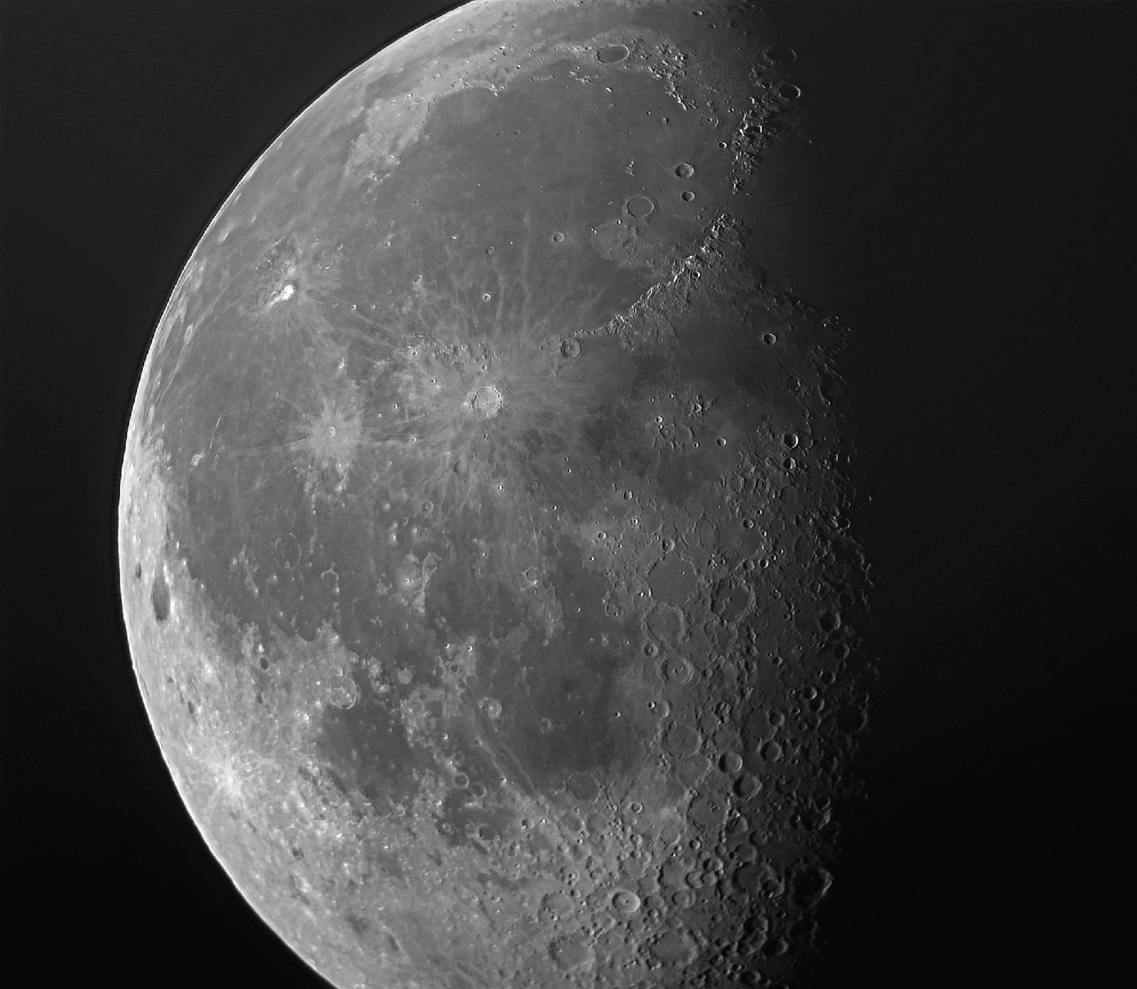 Есть ли жизнь на Марсе, нет ли жизни на Марсе? Этот философский вопрос в новогодние праздники задают не только почитатели легендарного фильма, но и астроном-любитель из Владимира Антон Андрианов. За всеми объектами на небе он теперь следит с помощью самого мощного телескопа, который сам же и собрал.