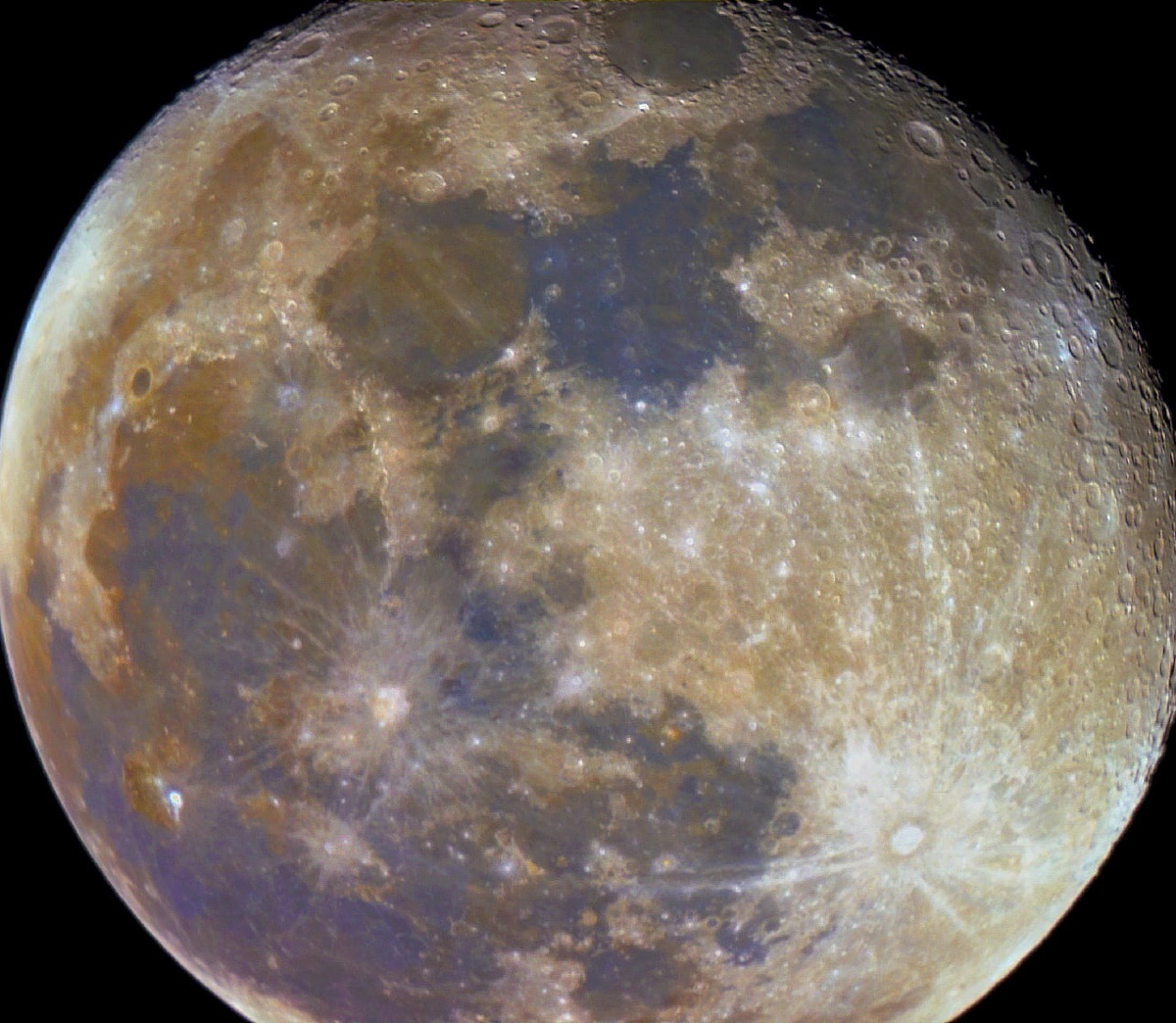 Есть ли жизнь на Марсе, нет ли жизни на Марсе? Этот философский вопрос в новогодние праздники задают не только почитатели легендарного фильма, но и астроном-любитель из Владимира Антон Андрианов. За всеми объектами на небе он теперь следит с помощью самого мощного телескопа, который сам же и собрал.