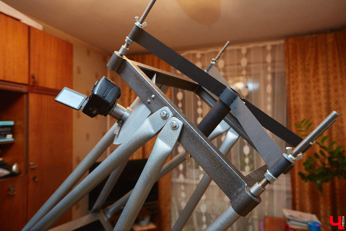 Есть ли жизнь на Марсе, нет ли жизни на Марсе? Этот философский вопрос в новогодние праздники задают не только почитатели легендарного фильма, но и астроном-любитель из Владимира Антон Андрианов. За всеми объектами на небе он теперь следит с помощью самого мощного телескопа, который сам же и собрал.