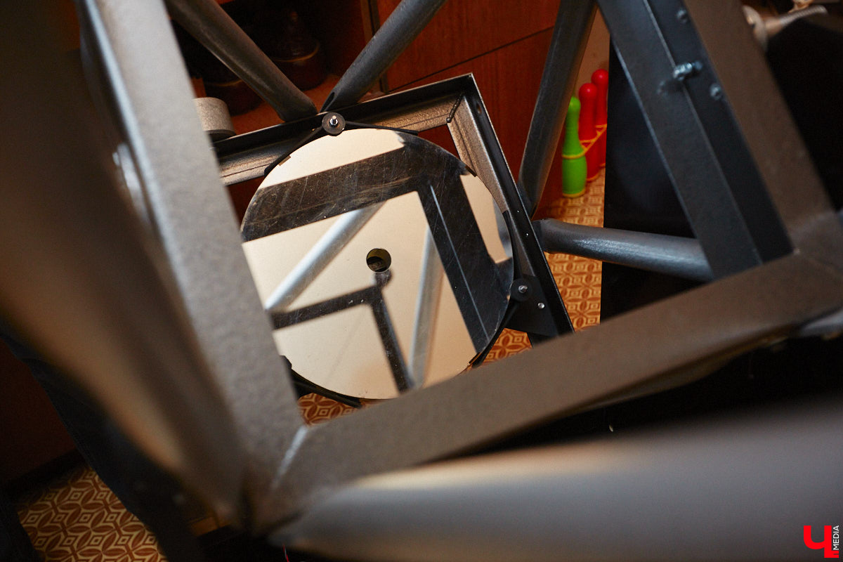 Есть ли жизнь на Марсе, нет ли жизни на Марсе? Этот философский вопрос в новогодние праздники задают не только почитатели легендарного фильма, но и астроном-любитель из Владимира Антон Андрианов. За всеми объектами на небе он теперь следит с помощью самого мощного телескопа, который сам же и собрал.