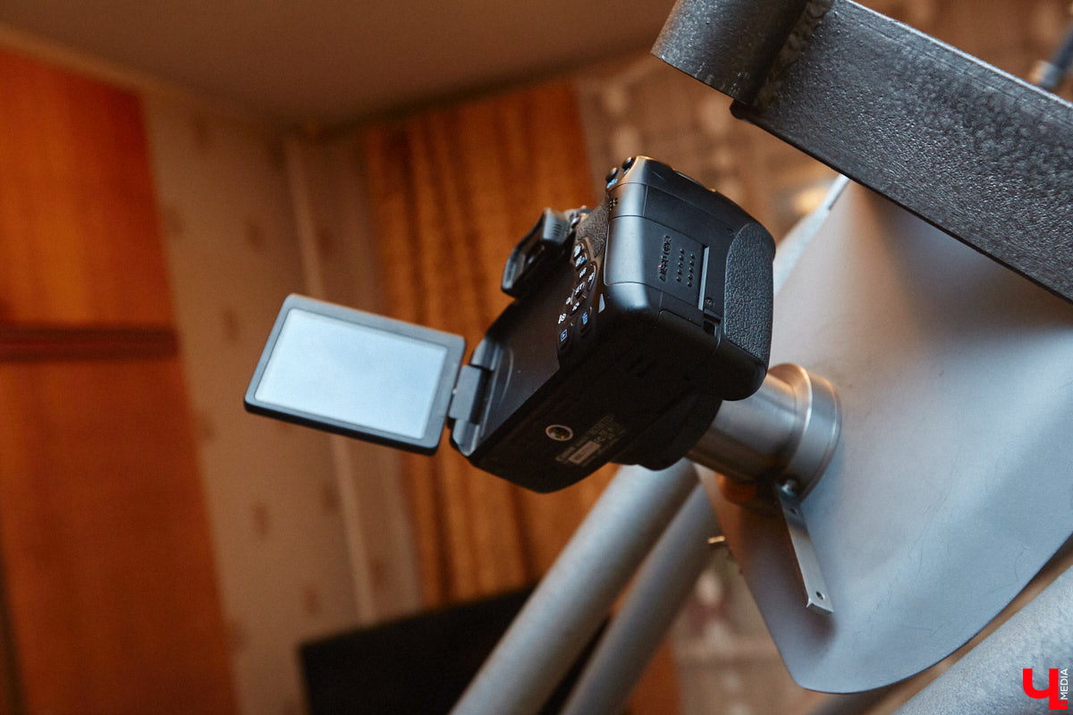 Есть ли жизнь на Марсе, нет ли жизни на Марсе? Этот философский вопрос в новогодние праздники задают не только почитатели легендарного фильма, но и астроном-любитель из Владимира Антон Андрианов. За всеми объектами на небе он теперь следит с помощью самого мощного телескопа, который сам же и собрал.