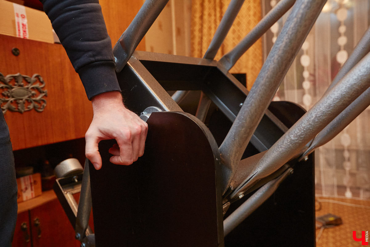 Есть ли жизнь на Марсе, нет ли жизни на Марсе? Этот философский вопрос в новогодние праздники задают не только почитатели легендарного фильма, но и астроном-любитель из Владимира Антон Андрианов. За всеми объектами на небе он теперь следит с помощью самого мощного телескопа, который сам же и собрал.