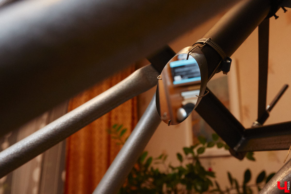 Есть ли жизнь на Марсе, нет ли жизни на Марсе? Этот философский вопрос в новогодние праздники задают не только почитатели легендарного фильма, но и астроном-любитель из Владимира Антон Андрианов. За всеми объектами на небе он теперь следит с помощью самого мощного телескопа, который сам же и собрал.