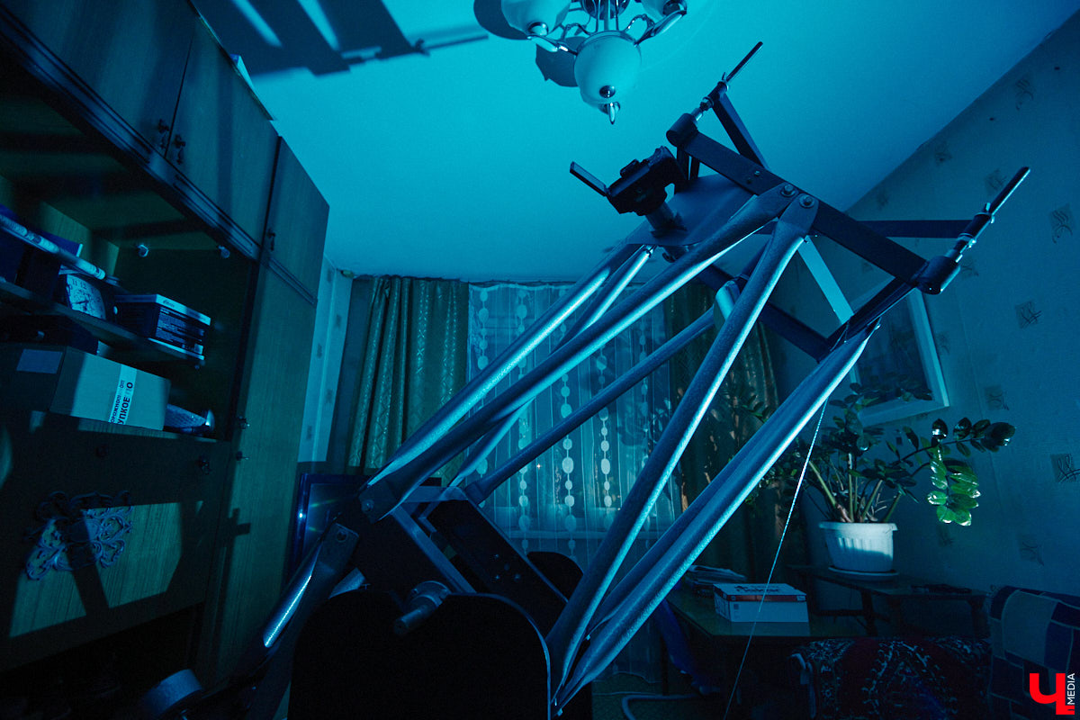 Есть ли жизнь на Марсе, нет ли жизни на Марсе? Этот философский вопрос в новогодние праздники задают не только почитатели легендарного фильма, но и астроном-любитель из Владимира Антон Андрианов. За всеми объектами на небе он теперь следит с помощью самого мощного телескопа, который сам же и собрал.