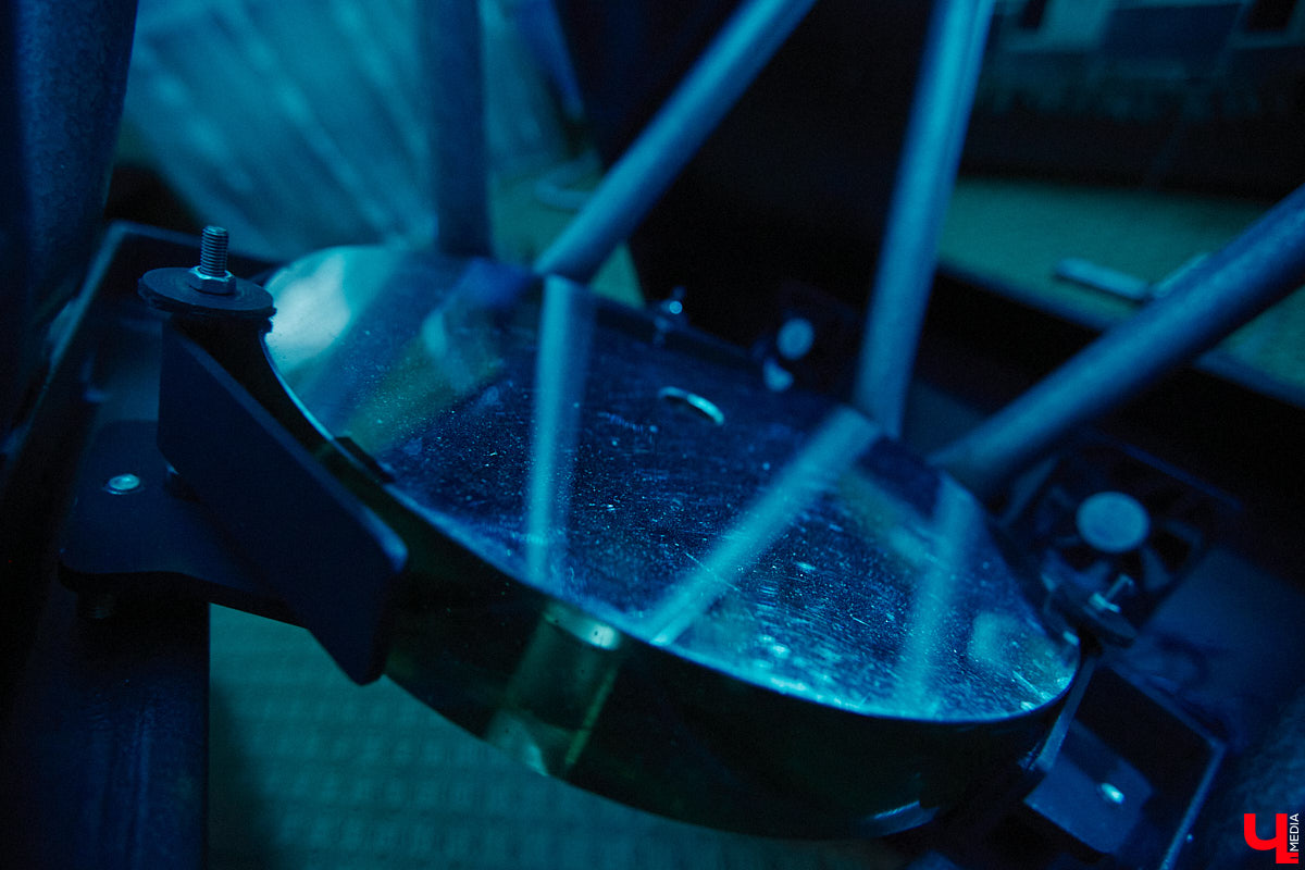 Есть ли жизнь на Марсе, нет ли жизни на Марсе? Этот философский вопрос в новогодние праздники задают не только почитатели легендарного фильма, но и астроном-любитель из Владимира Антон Андрианов. За всеми объектами на небе он теперь следит с помощью самого мощного телескопа, который сам же и собрал.