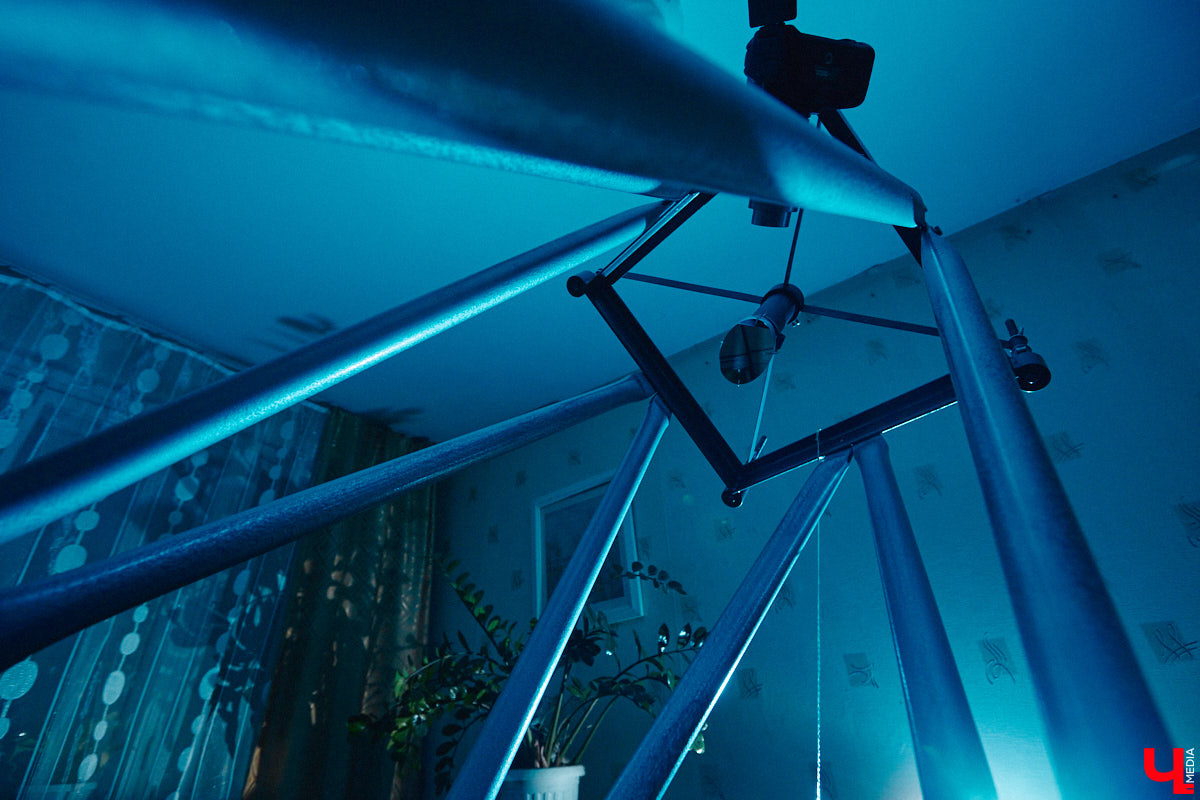 Есть ли жизнь на Марсе, нет ли жизни на Марсе? Этот философский вопрос в новогодние праздники задают не только почитатели легендарного фильма, но и астроном-любитель из Владимира Антон Андрианов. За всеми объектами на небе он теперь следит с помощью самого мощного телескопа, который сам же и собрал.